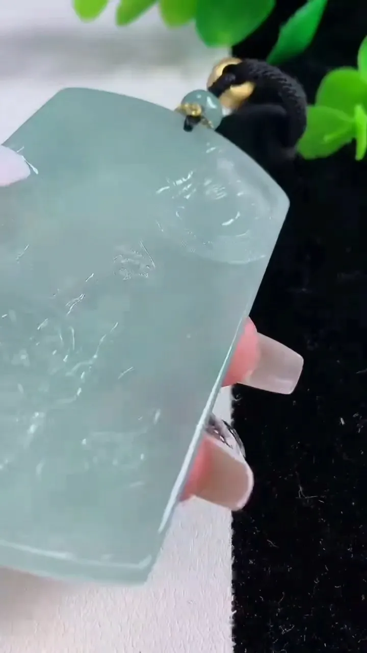 天然A货翡翠御龙大势至菩萨吊坠，尺寸71.1-45.3-5.2，重量:47.68g
12月8日