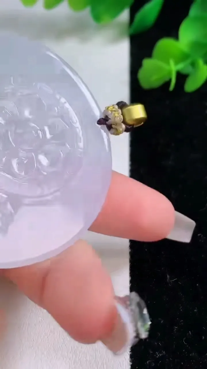 天然A货翡翠紫罗兰千手观音吊坠，尺寸53.3-4.8，重量:31.72g
12月8日