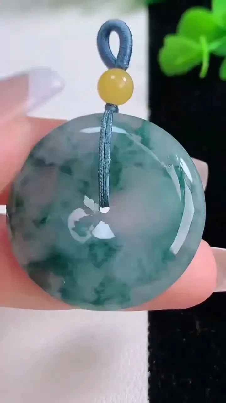 天然A货翡翠冰种飘花平安扣吊坠，尺寸32.3-5.7，重量:13.33g
12月8日