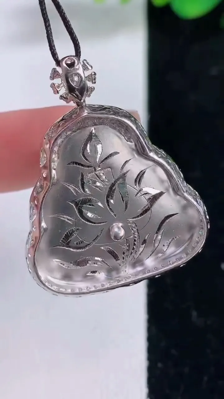 天然A货翡翠佛公吊坠，尺寸34-27.4-8，裸石22.2-24.2重量:9.27g
12月8日