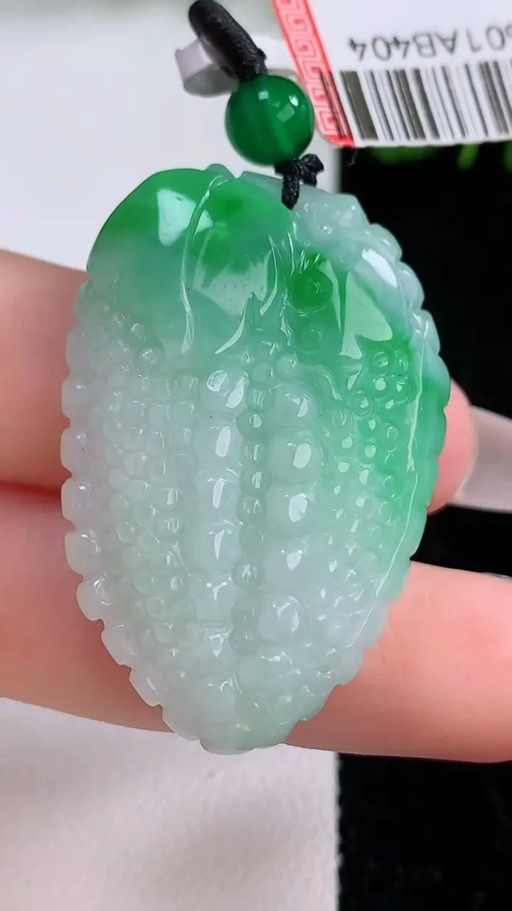 天然A货翡翠苦尽甘来 苦瓜吊坠，尺寸38.3-25.8-10，重量:17.48g
12月8日