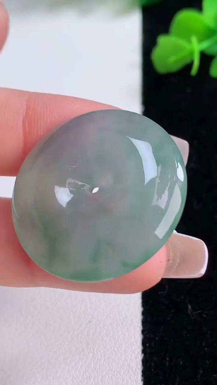 天然A货翡翠冰种飘花平安扣吊坠，尺寸29.8-5.7，重量:10.21g
12月8日