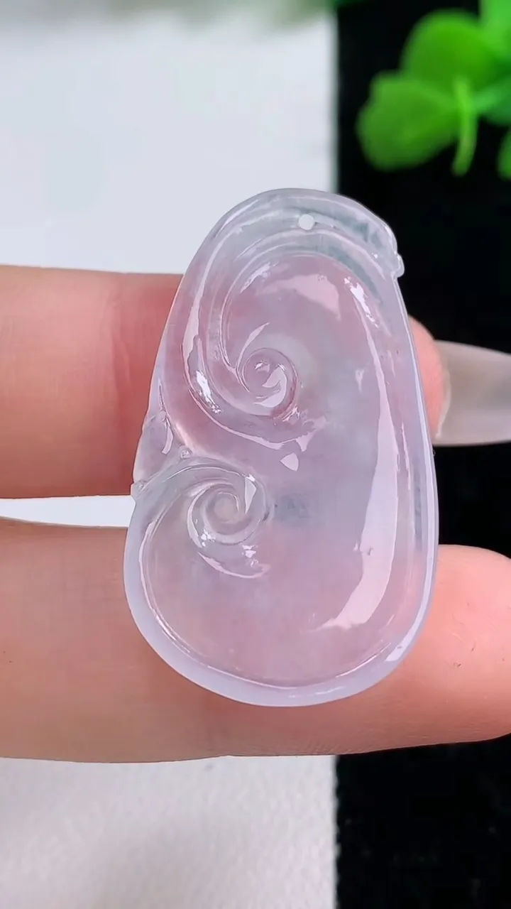 天然A货翡翠如意吊坠，尺寸33.5-20-2.7，重量:3.77g
12月8日