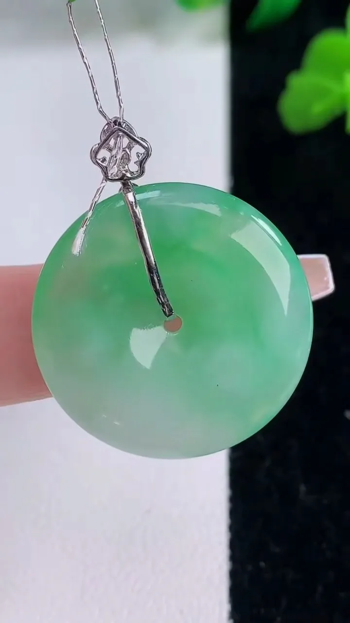 天然A货翡翠平安扣吊坠，尺寸26.5-4.5，重量:7.72g
12月8日