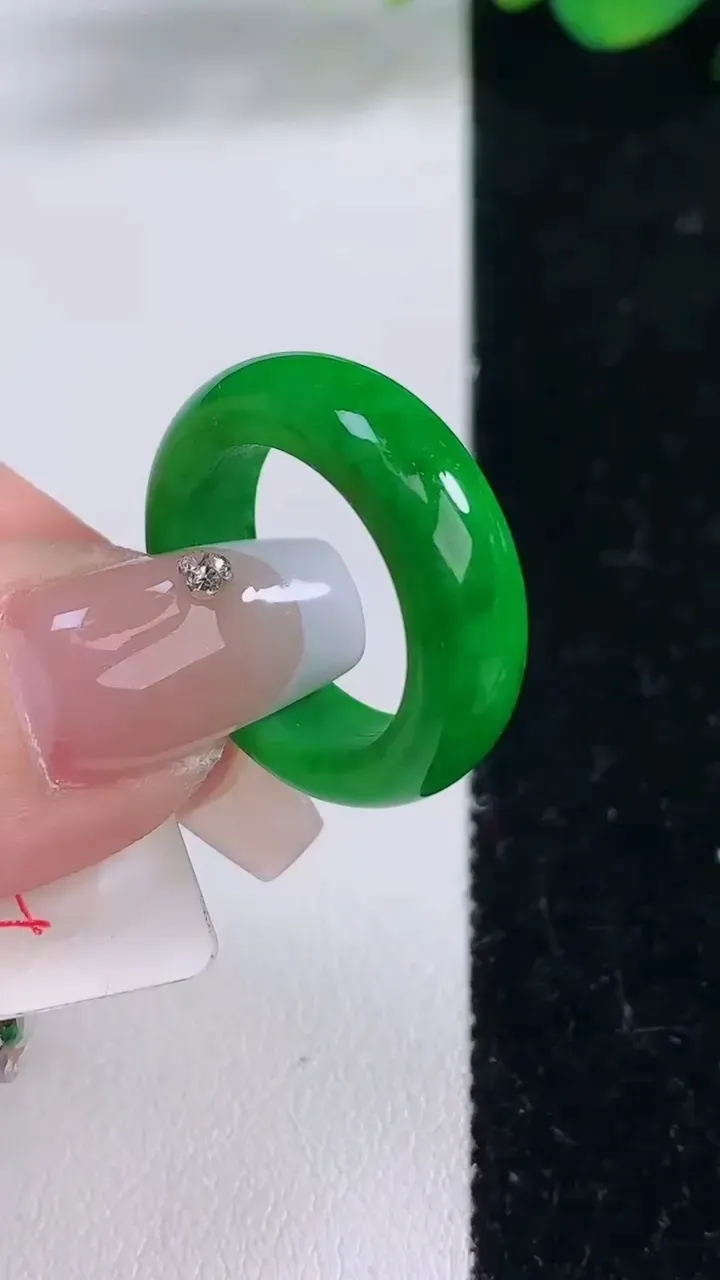 天然A货翡翠指环戒指，尺寸17.5-6-3.4，重量:5.11g2025年12月8日
工厂直销收藏佳