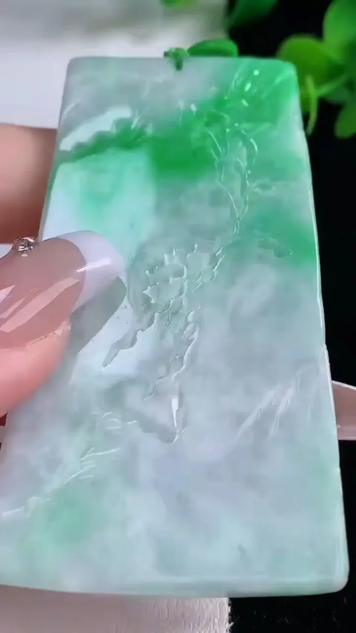 天然A货翡翠山水牌吊坠，尺寸70.3-36.6-5.4，重量:36.18g
12月8日