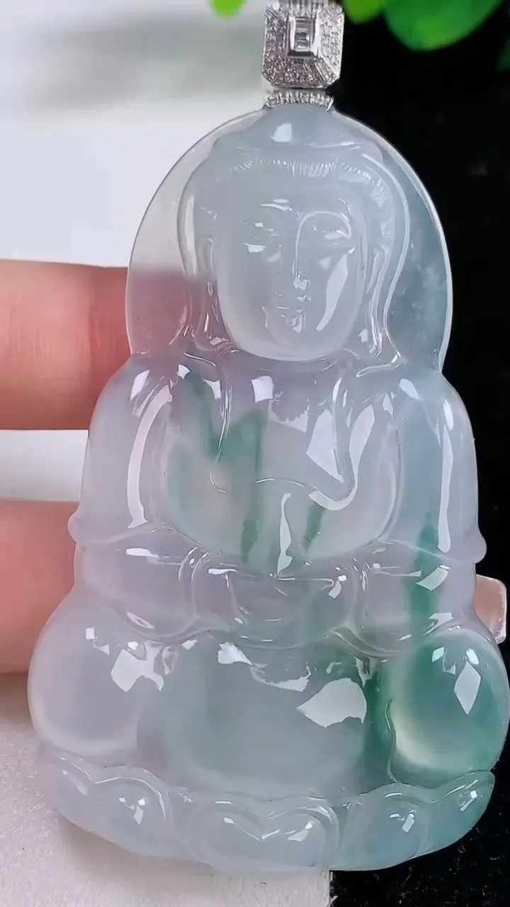 天然A货翡翠种飘花观音菩萨吊坠，尺寸67.6-42-6.4，重量:31.53g
12月8日