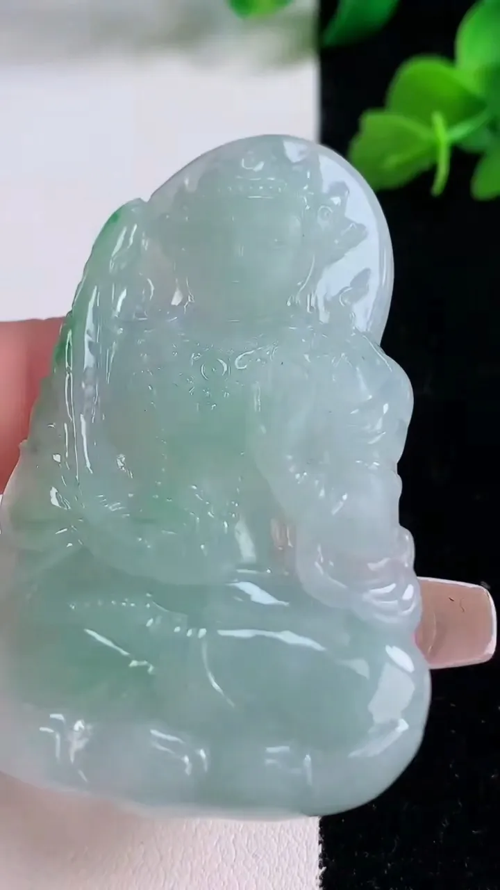 天然A货翡翠度母观音吊坠，尺寸59.8-38.8-6.8，重量:27.41g
12月8日