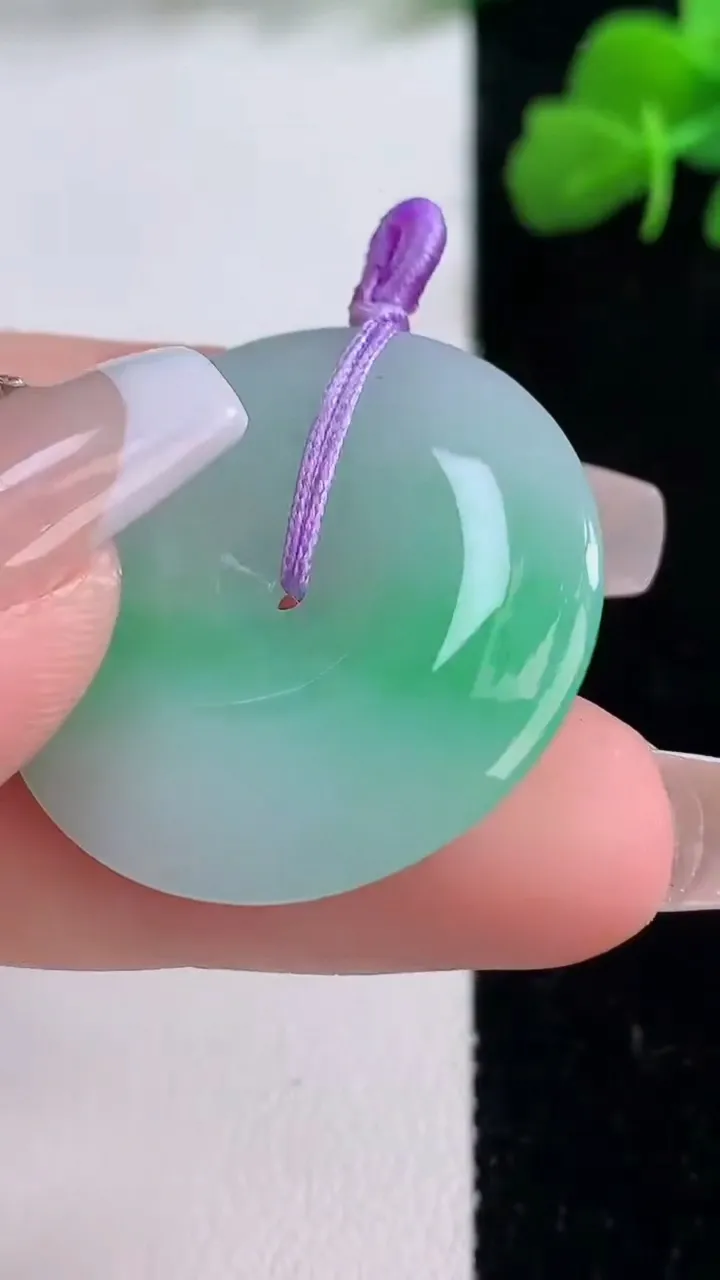 天然A货翡翠平安扣吊坠，尺寸30-4.8，重量:9.37g
12月8日