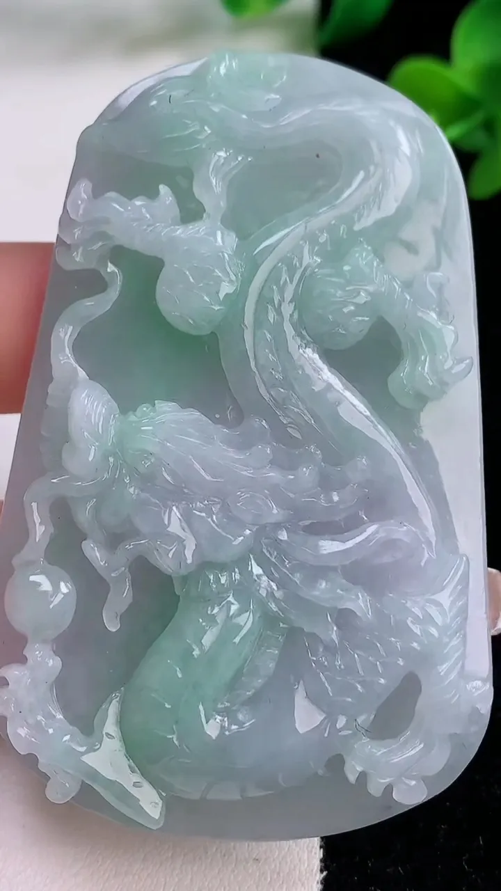 天然A货翡翠龙牌吊坠，尺寸68.2-43.4-7.4，重量:43.18g
12月8日