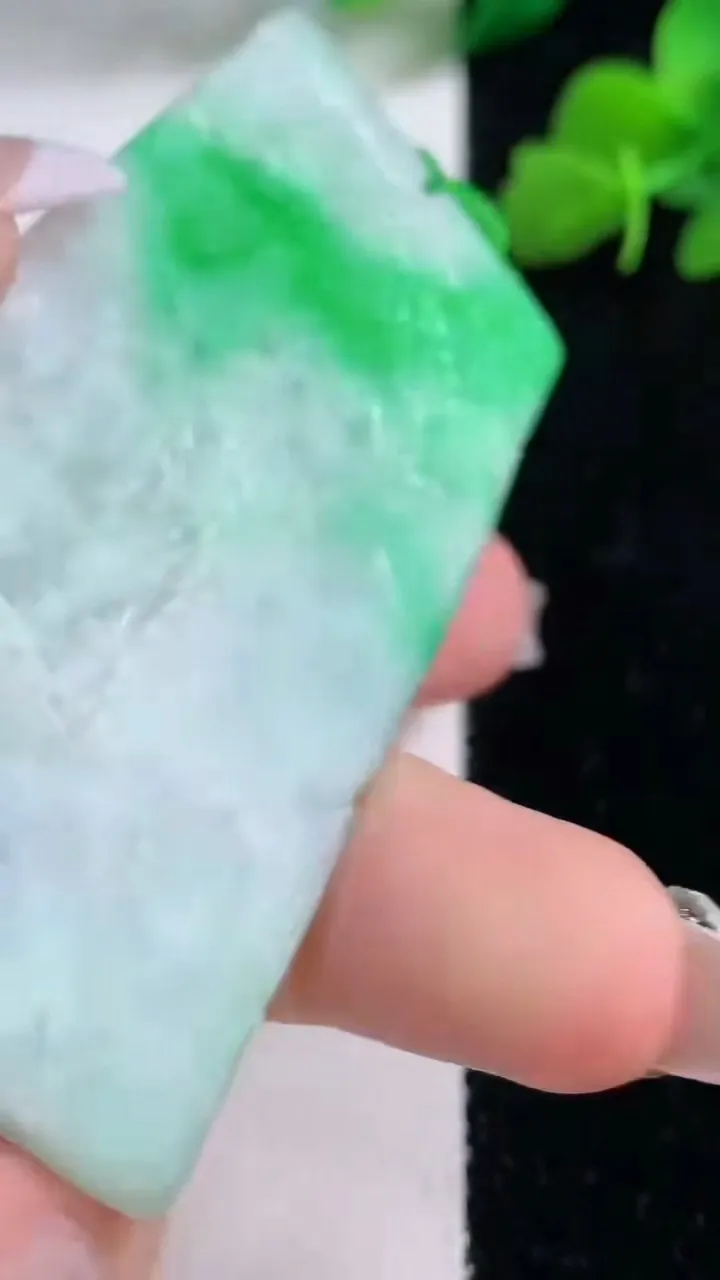 天然A货翡翠山水牌吊坠，尺寸70.3-36.6-5.4，重量:36.18g
12月8日