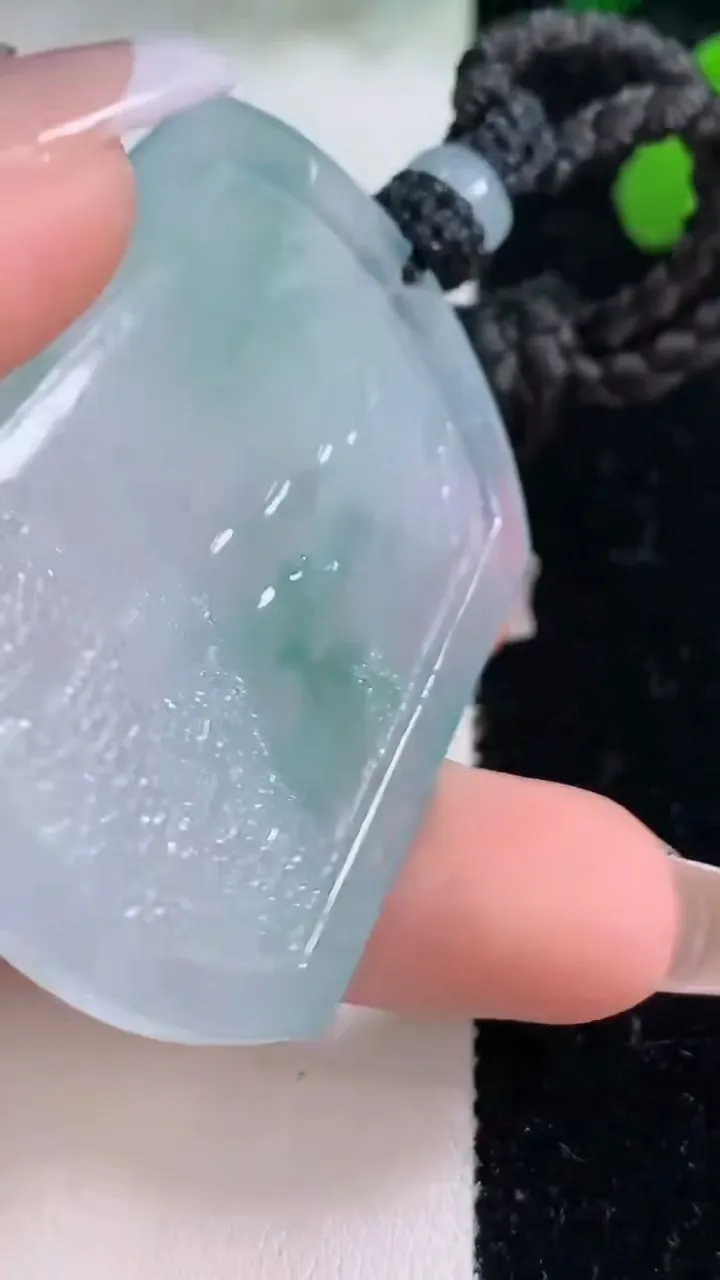 天然A货翡翠种飘花山水牌吊坠，尺寸52-39.8-4.6，重量:27.00g
12月8日