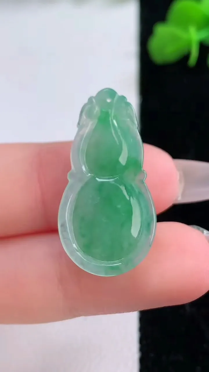 天然A货翡翠葫芦吊坠，尺寸29.3-15-5.2，重量:3.31g
12月8日
