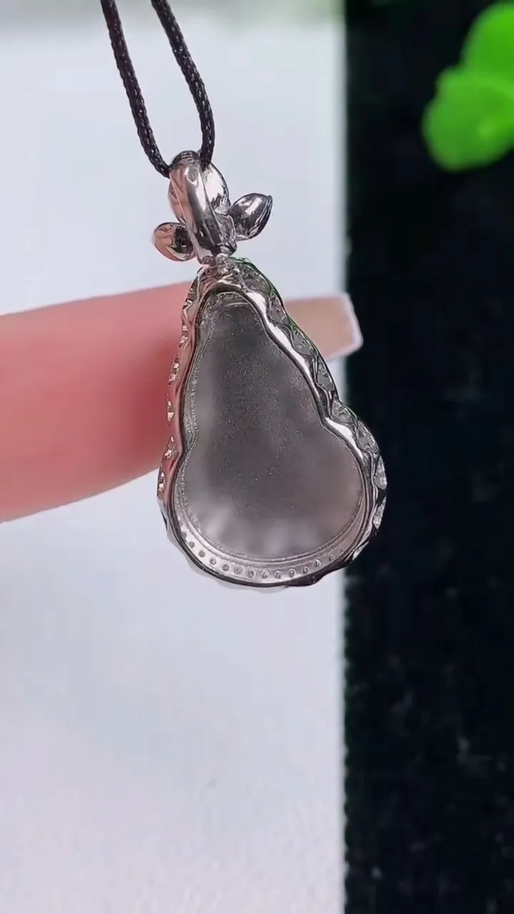 天然A货翡翠葫芦吊坠，尺寸27-14-9.4，裸石17-11.7重量:4.13g
12月8日