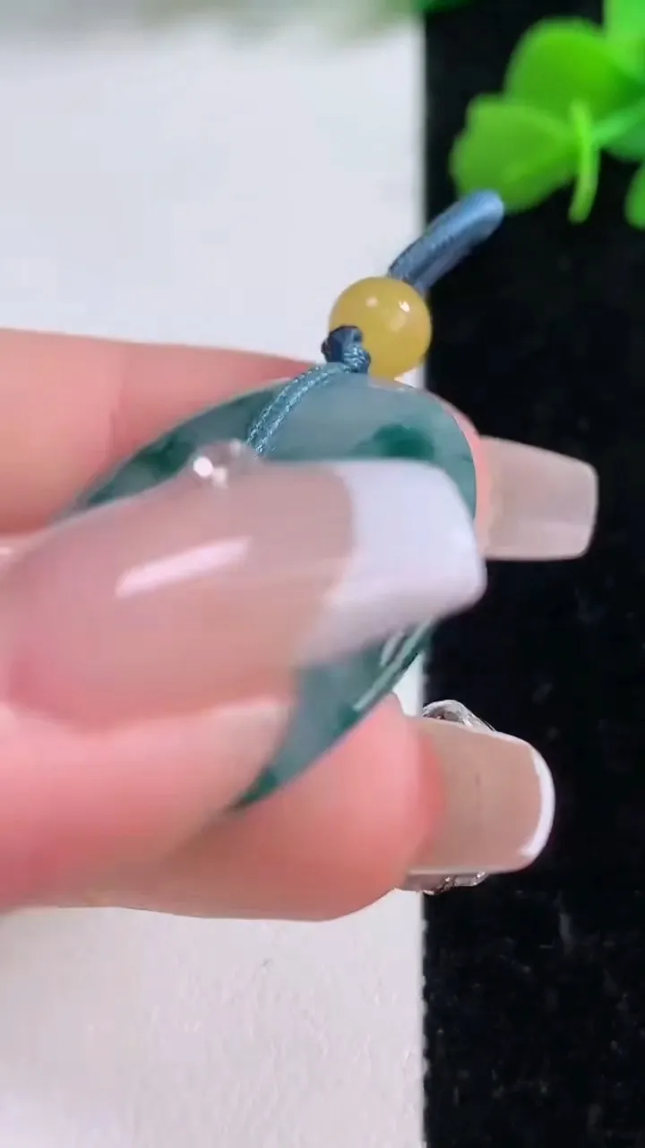 天然A货翡翠冰种飘花平安扣吊坠，尺寸32.3-5.7，重量:13.33g
12月8日