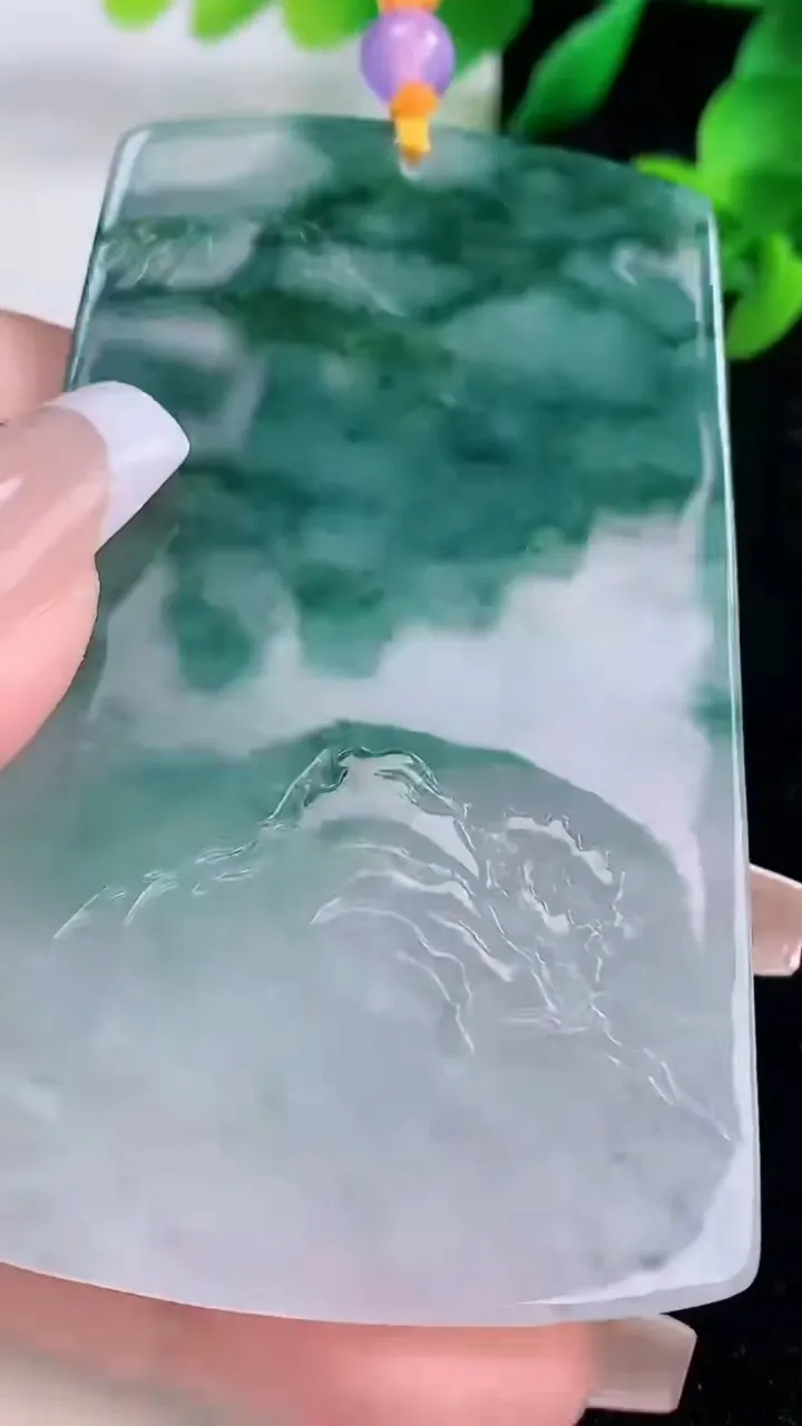 天然A货翡翠牌吊坠，尺寸72.2-46-5，重量:38.96g
12月8日