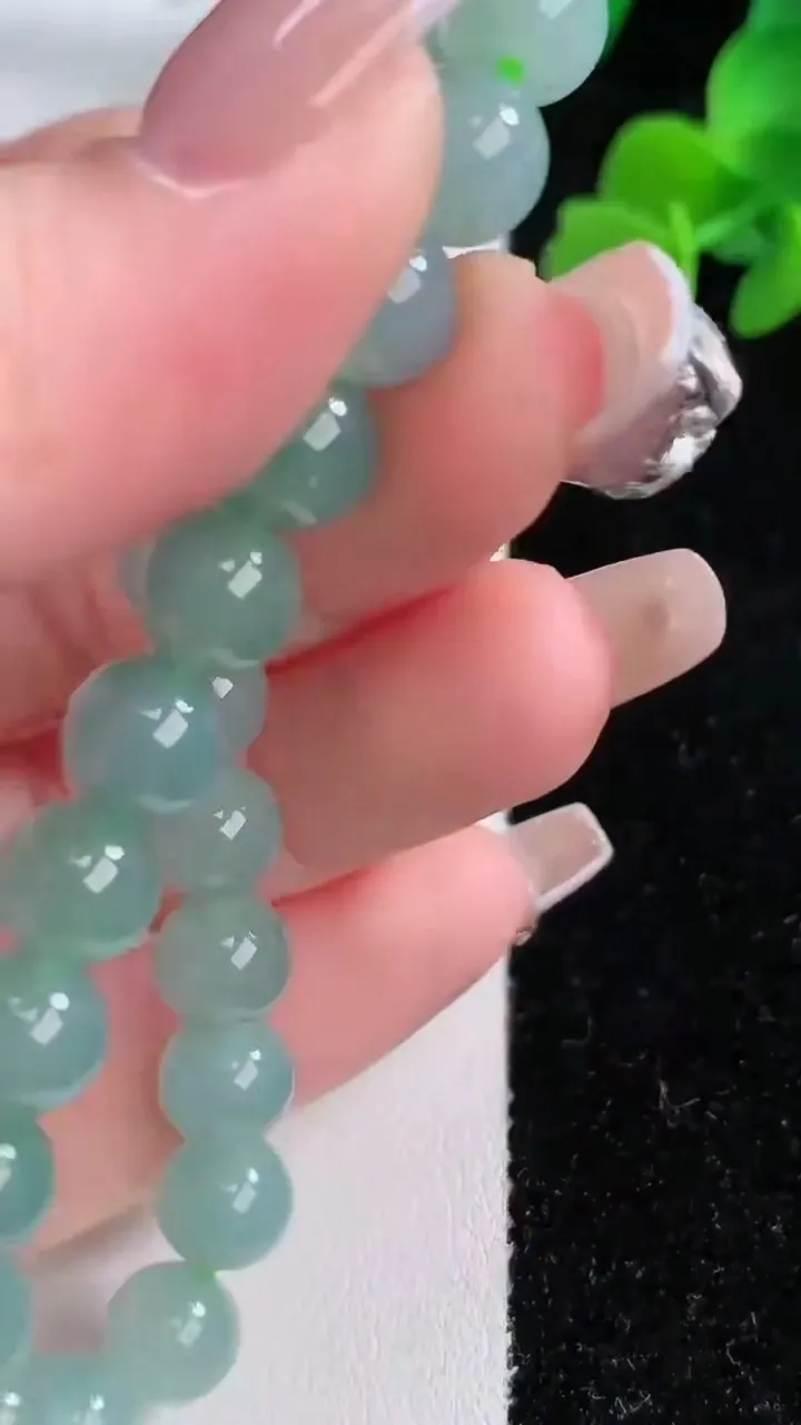 天然A货翡翠种飘花圆珠手串，尺寸7.5-24颗，重量:19.34g12月8日
工厂直销收藏佳品,种好水足，色泽均匀，有种有色，上手高大气！