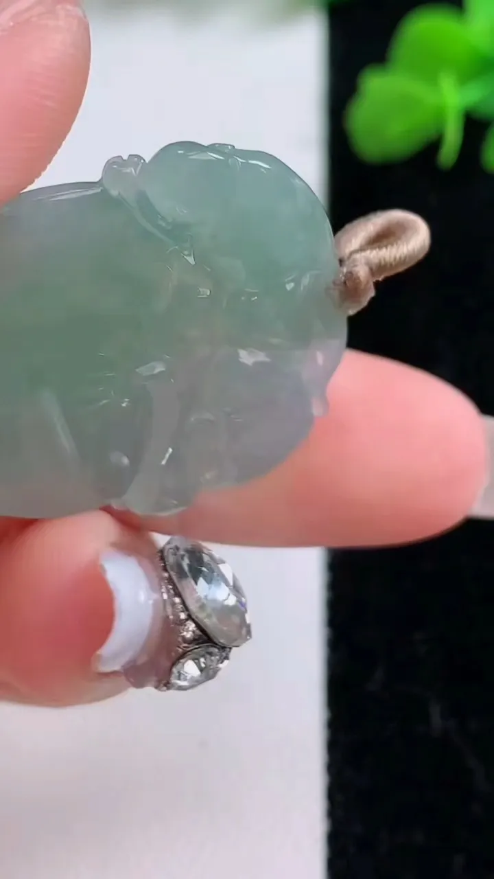 天然A货翡翠寿桃吊坠，尺寸32.4-26.8-5.8，重量:8.70g
12月8日