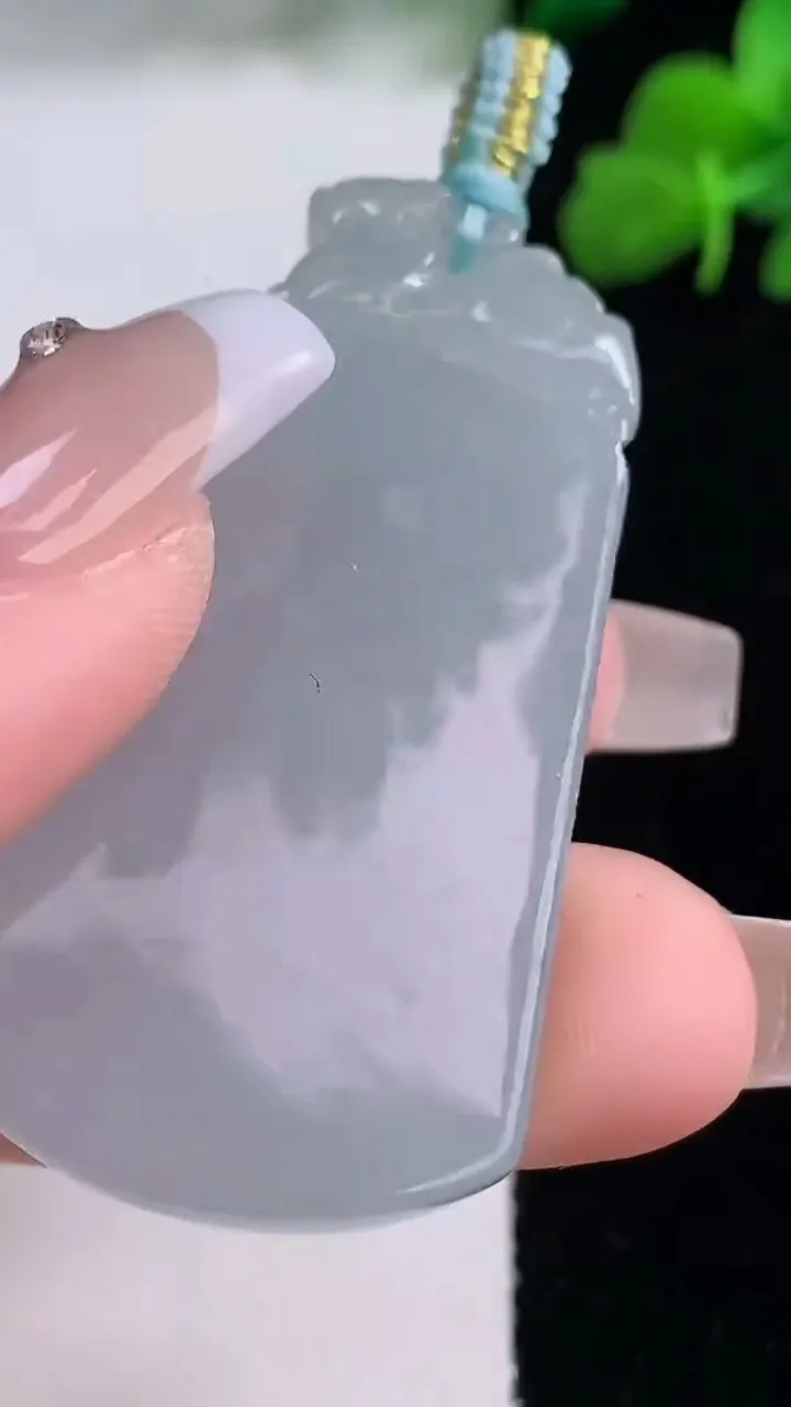 天然A货翡翠冰种紫罗兰无事牌吊坠，尺寸47.3-26.7-5.9，重量:18.69g
12月8日