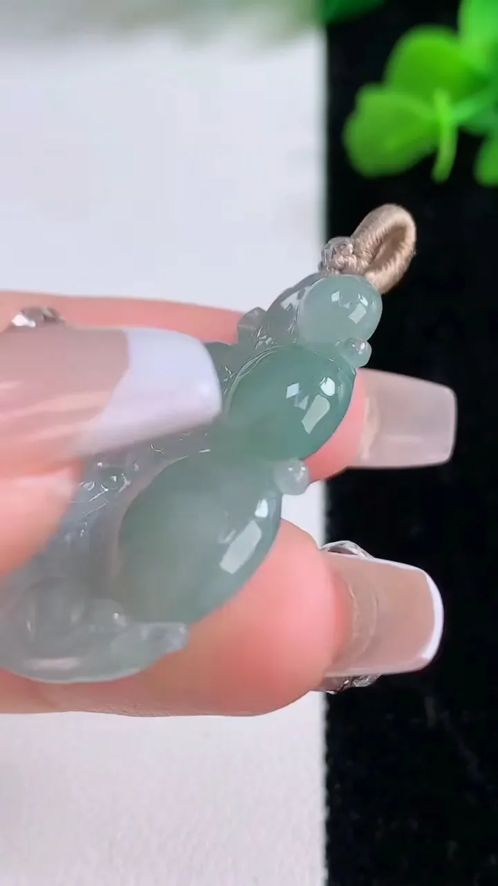 天然A货翡翠生肖猴吊坠，尺寸34.6-22.3-5.8，重量:6.63g
12月8日