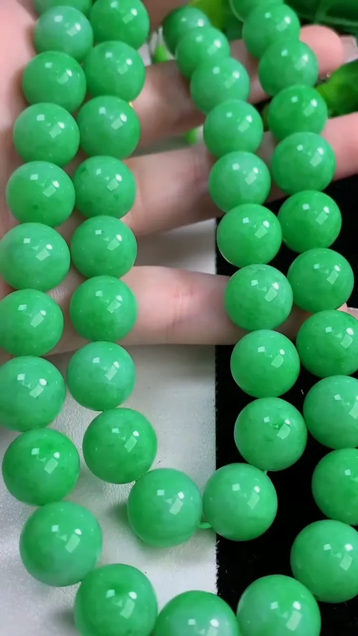 天然A货翡翠圆珠项链，尺寸12.2-48颗，重量:174.02g
12月8日