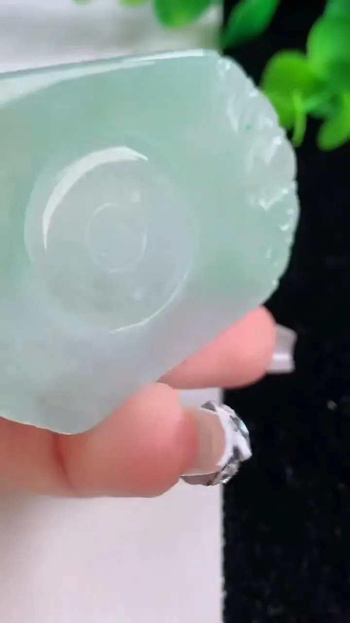 天然A货翡翠仿古无事牌吊坠，尺寸54.8-40.5-3.8，重量:22.12g
12月8日