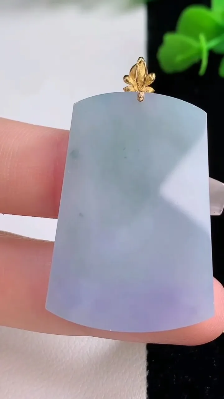 天然A货翡翠18K金紫罗兰无事牌吊坠，尺寸38.3-26.7-3.6，重量:10.90g
12月8日