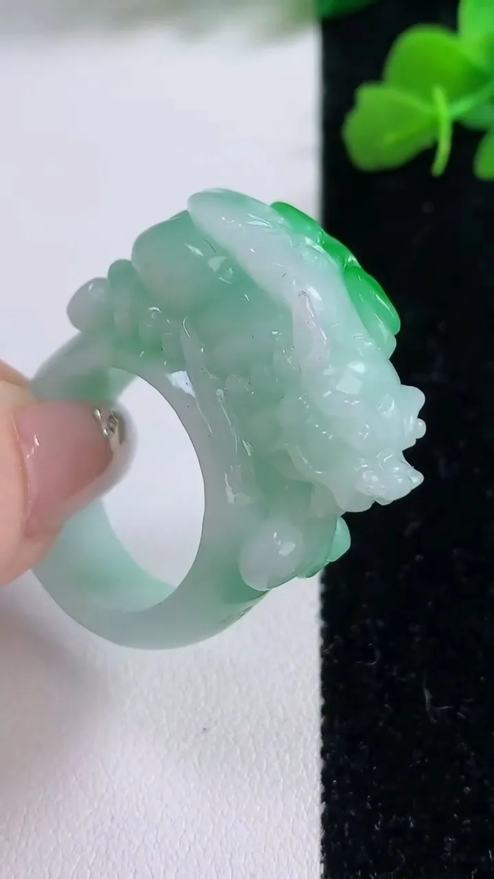 天然A货翡翠貔貅指环扳指，尺寸21.7-29-12.7，重量:26.73g2025年12月8日
工厂直销收藏佳品,种好水足，色泽均匀，有种有色，上手高大气！