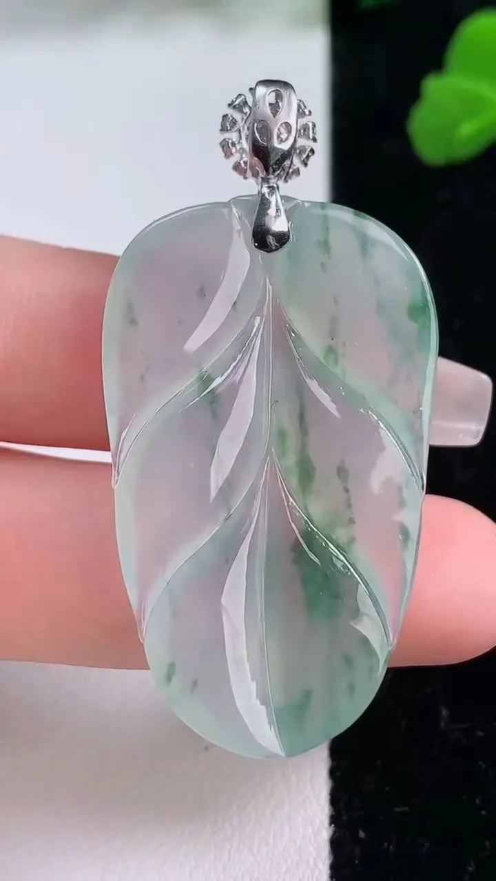 天然A货翡翠种飘花金枝玉叶 叶子吊坠，尺寸40.3-24.4-4.6，重量:9.92g
12月8日