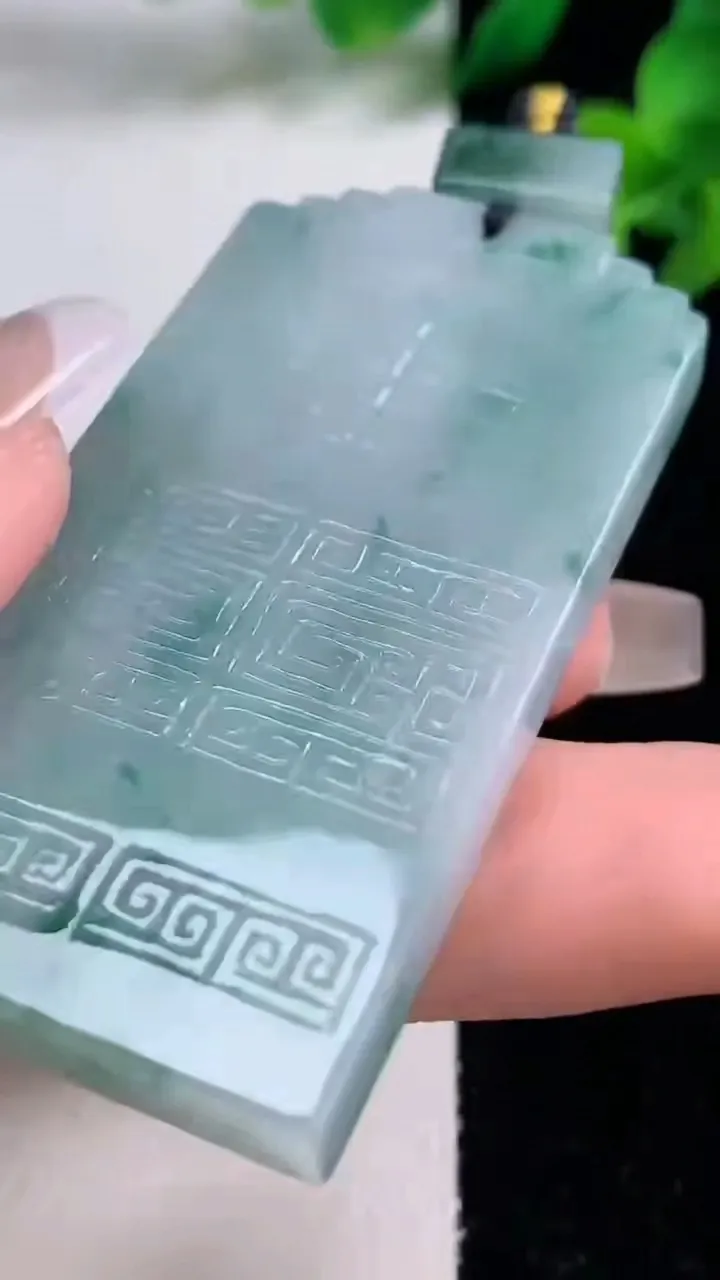 天然A货翡翠飘花仿古无事牌吊坠，尺寸61.2-30.6-6，重量:38.58g
12月8日