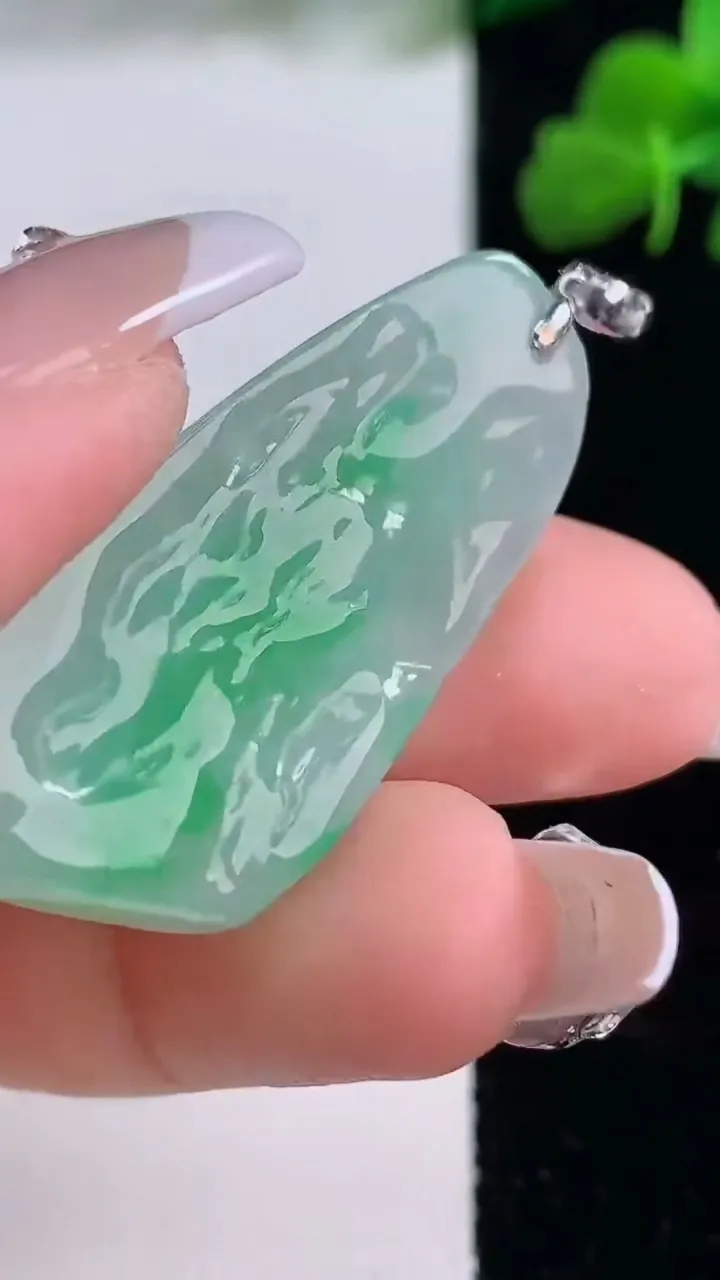 天然A货翡翠原石吊坠，尺寸36.6-17.7-6.5，重量:9.46g
12月8日