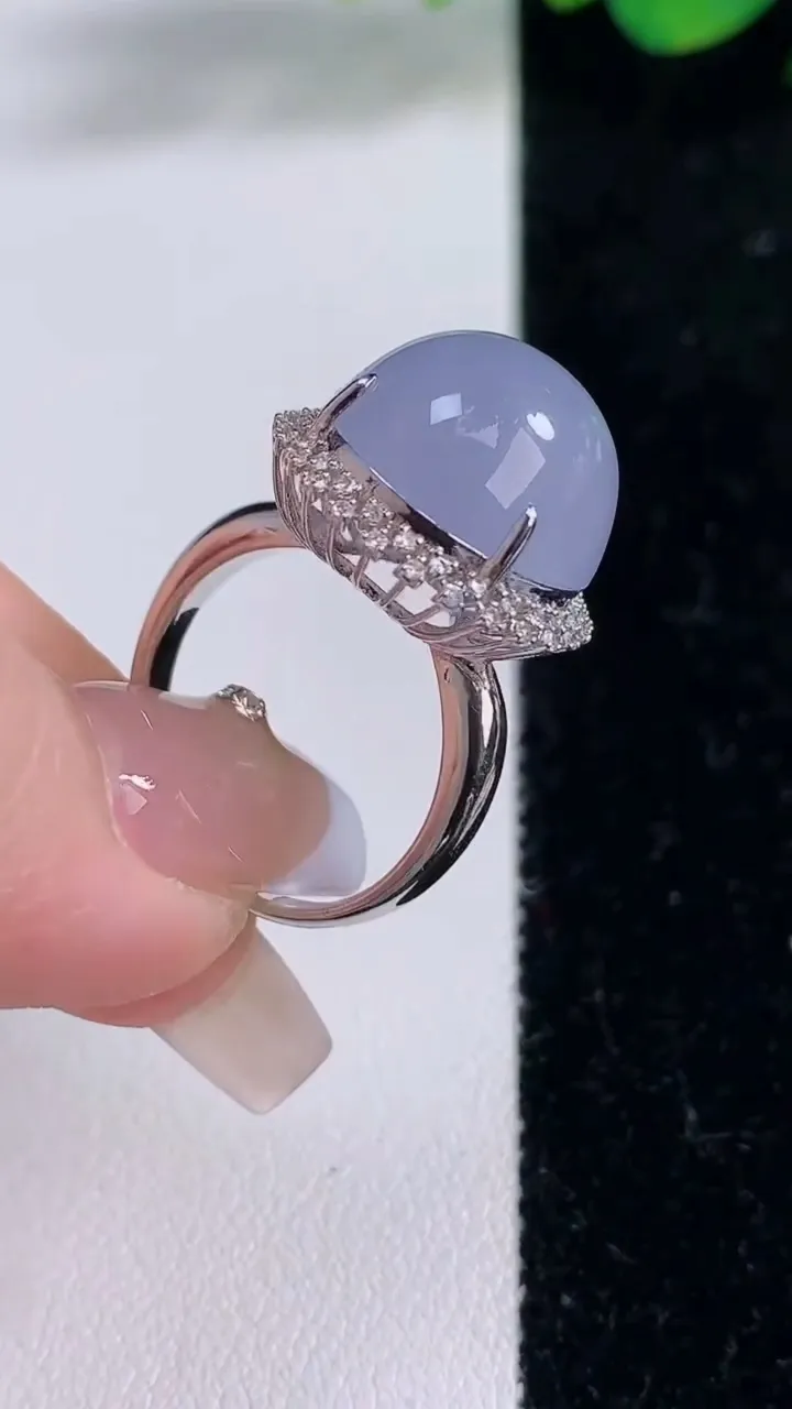 天然A货翡翠18K金紫罗兰蛋面戒指，尺寸17.5-14-13.7-12.4，重量:6.42g2025年12月8日
工厂直销收藏佳品,种好水足，色泽均匀，有种有色，上手高大气！