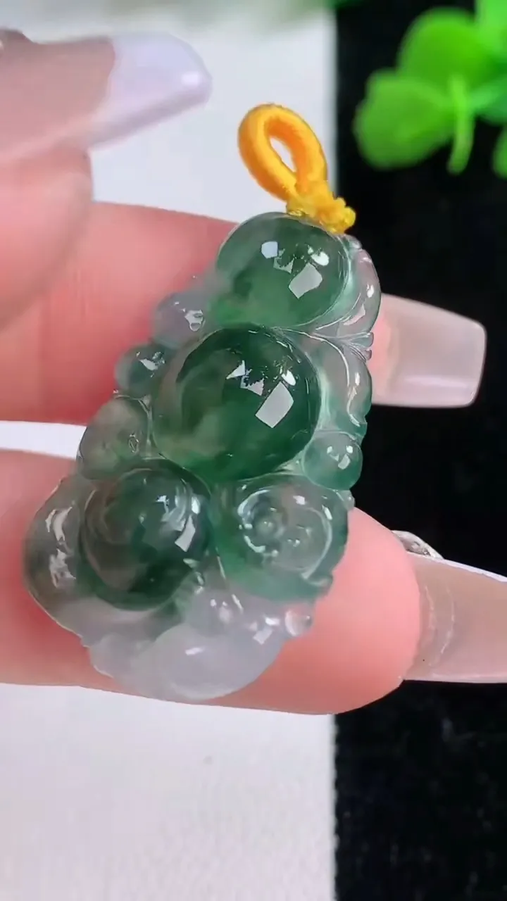 天然A货翡翠冰种飘花生肖猴吊坠，尺寸30.4-20.3-5.5，重量:5.09g
12月8日