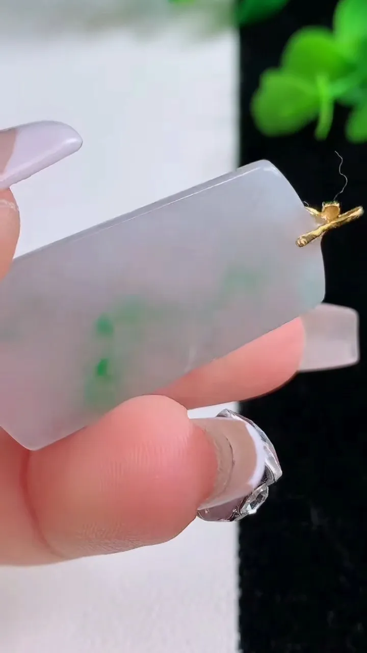 天然A货翡翠无事牌吊坠，尺寸34.3-17.5-2.2，重量:4.28g
12月8日