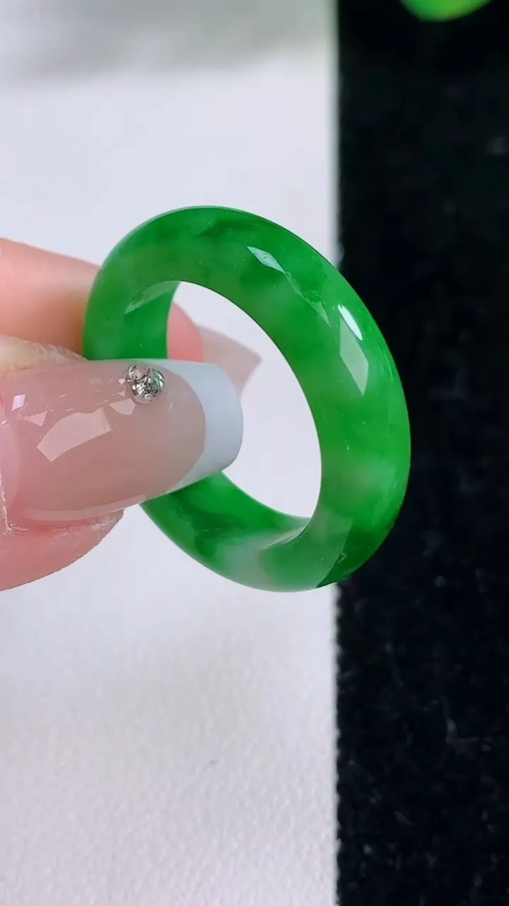 天然A货翡翠指环戒指，尺寸20-6.2-3.7，重量:5.64g2025年12月8日
工厂直销收藏佳品,种好水足，色泽均匀，有种有色，上手高大气！