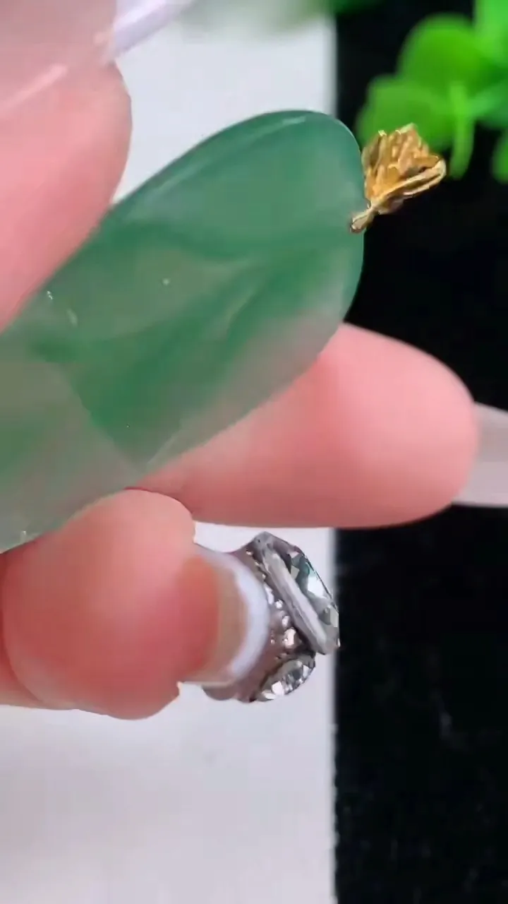 天然A货翡翠金枝玉叶 叶子吊坠，尺寸36.5-23.8-3.5，重量:7.24g
12月8日