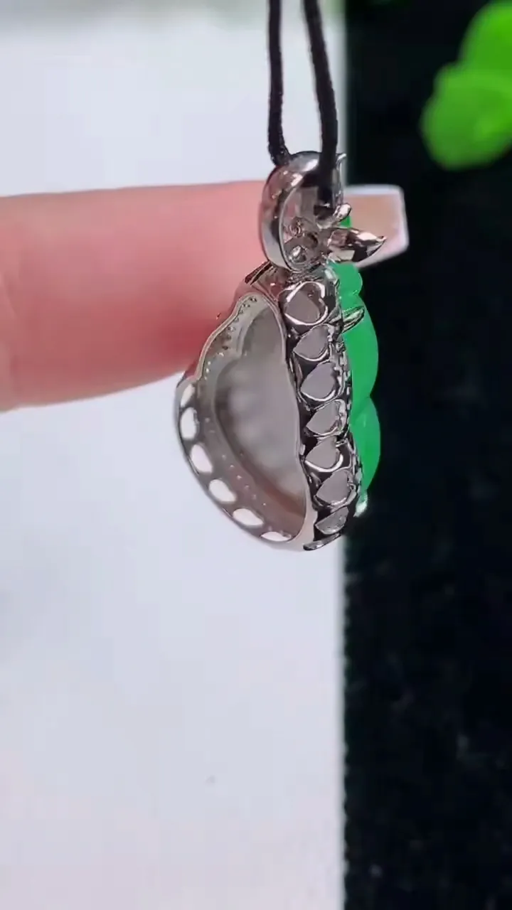 天然A货翡翠葫芦吊坠，尺寸27-14-9.4，裸石17-11.7重量:4.13g
12月8日