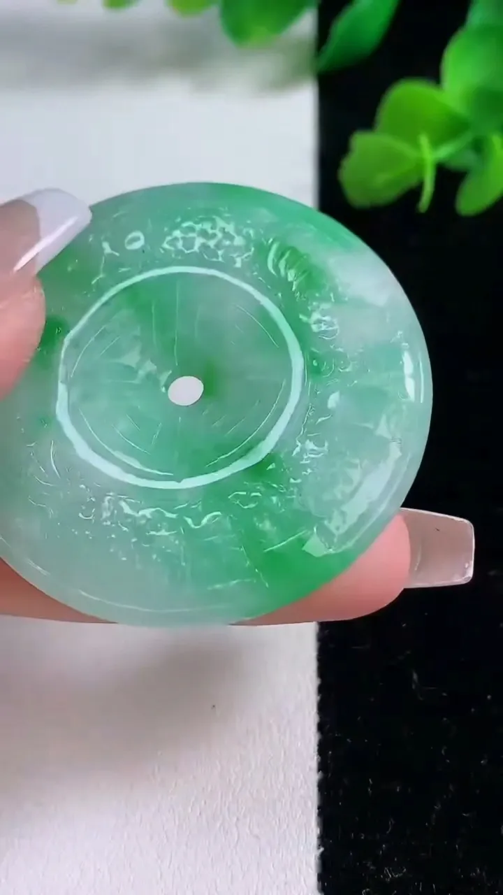 天然A货翡翠雕花平安扣吊坠，尺寸44.5-6.8，重量:27.89g
12月8日