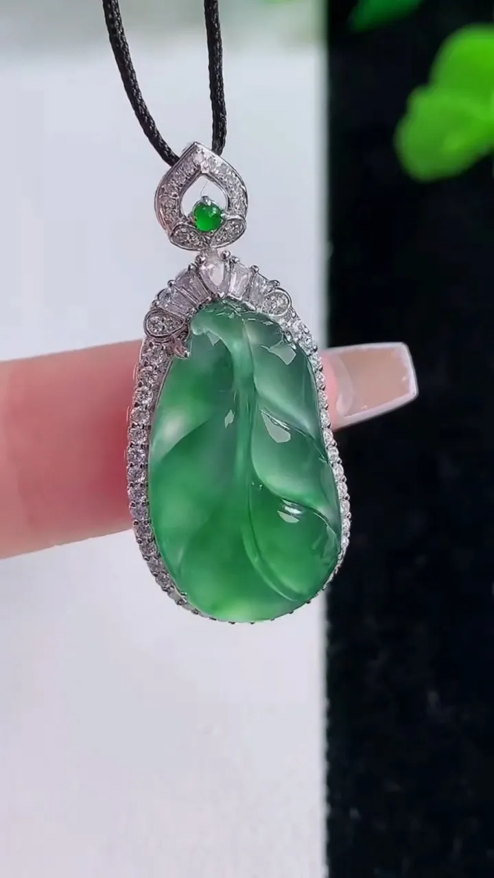 天然A货翡翠金枝玉叶 叶子吊坠，尺寸32-14-6.2，裸石20.8-11.8重量:3.11g
12