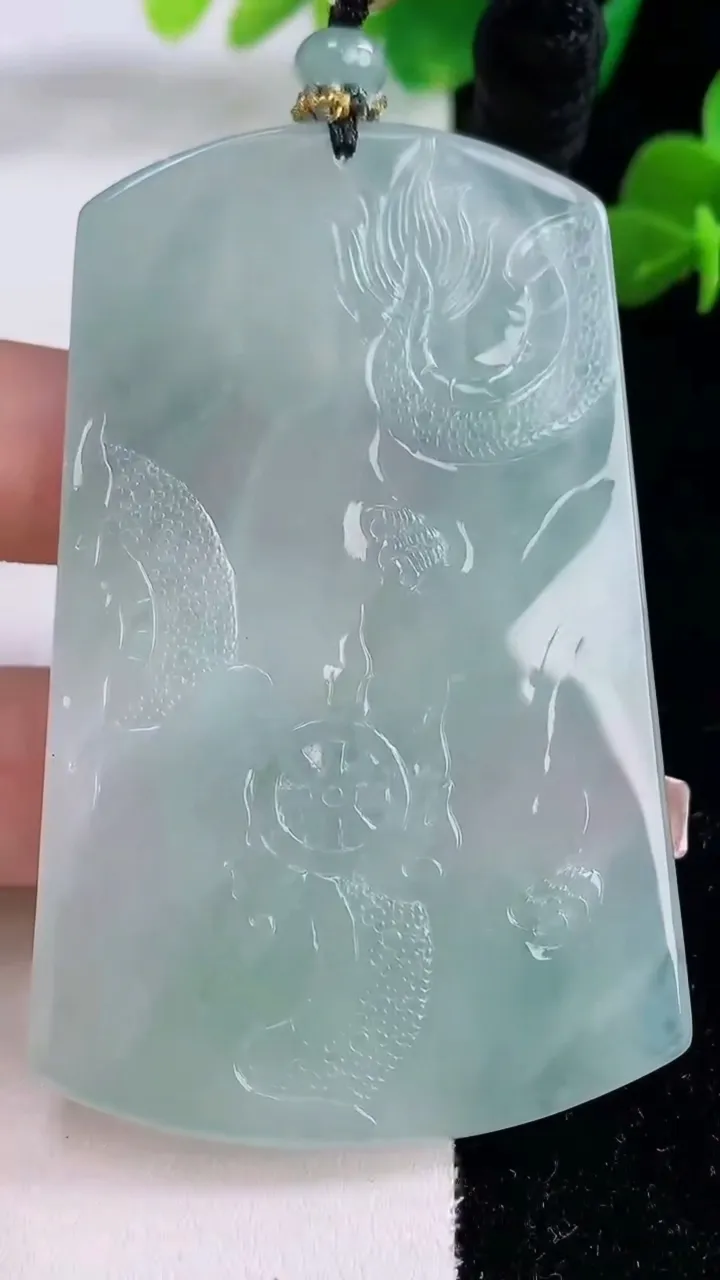 天然A货翡翠御龙大势至菩萨吊坠，尺寸71.1-45.3-5.2，重量:47.68g
12月8日