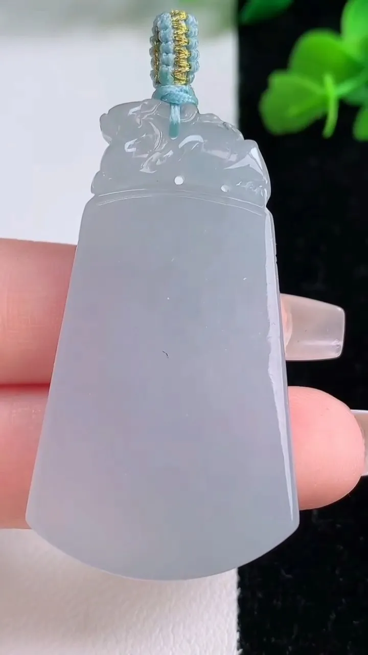 天然A货翡翠冰种紫罗兰无事牌吊坠，尺寸47.3-26.7-5.9，重量:18.69g
12月8日