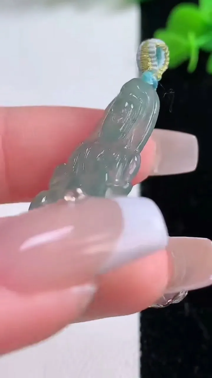 天然A货翡翠观音菩萨吊坠，尺寸39.2-16.6-3.4，重量:4.04g
12月8日