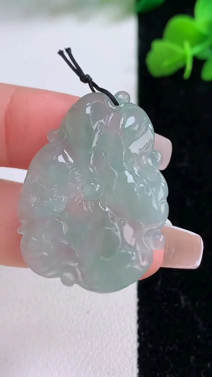 天然A货翡翠年年有余吊坠，尺寸34-26-3.8，重量:6.10g
12月8日