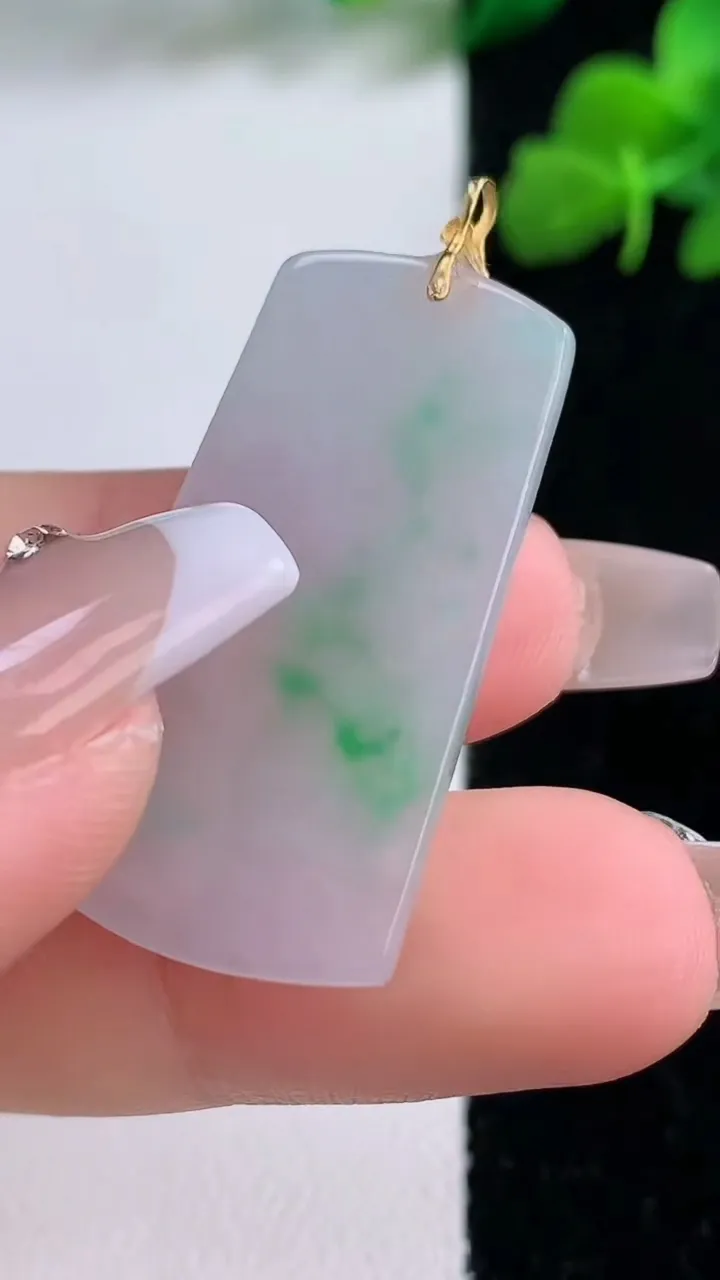 天然A货翡翠无事牌吊坠，尺寸34.3-17.5-2.2，重量:4.28g
12月8日