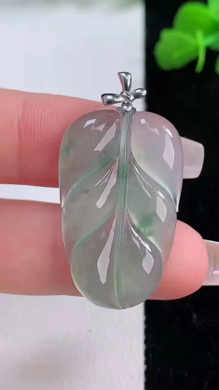 天然A货翡翠种飘花金枝玉叶 叶子吊坠，尺寸31-19.2-3.5，重量:4.65g
12月8日