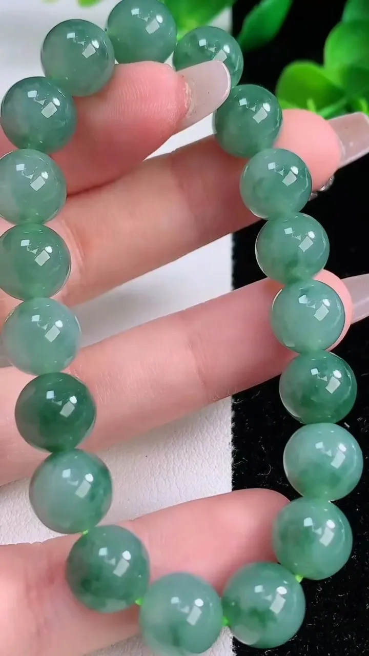 天然A货翡翠飘花圆珠手串，尺寸9.8-19颗，重量:32.25g12月8日
工厂直销收藏佳品,种好水足，色泽均匀，有种有色，上手高大气！