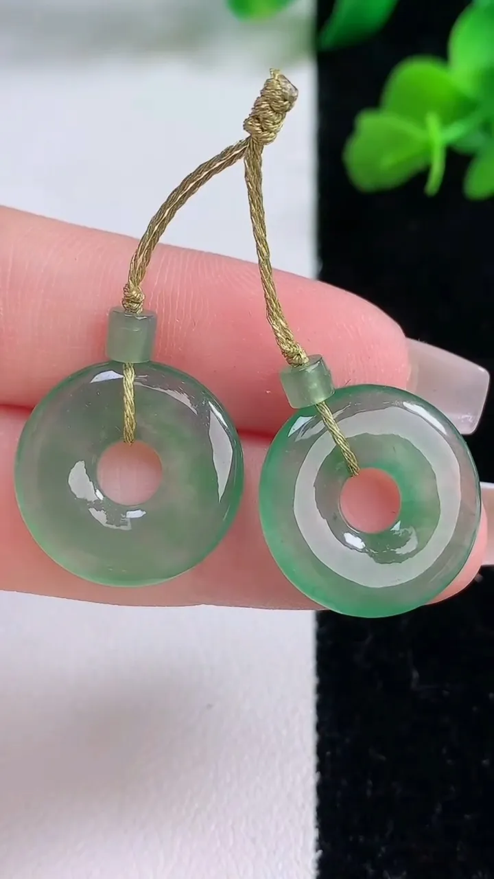 天然A货翡翠平安环吊坠一对，尺寸17.5-2.5，重量:4.48g
12月8日