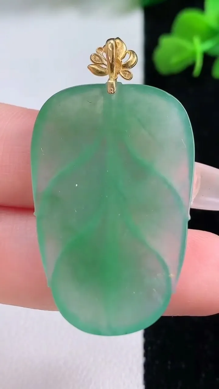 天然A货翡翠金枝玉叶 叶子吊坠，尺寸36.5-23.8-3.5，重量:7.24g
12月8日