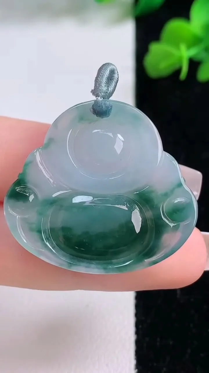 天然A货翡翠冰种飘花佛公吊坠，尺寸29-32.4-5.8，重量:8.77g
12月8日