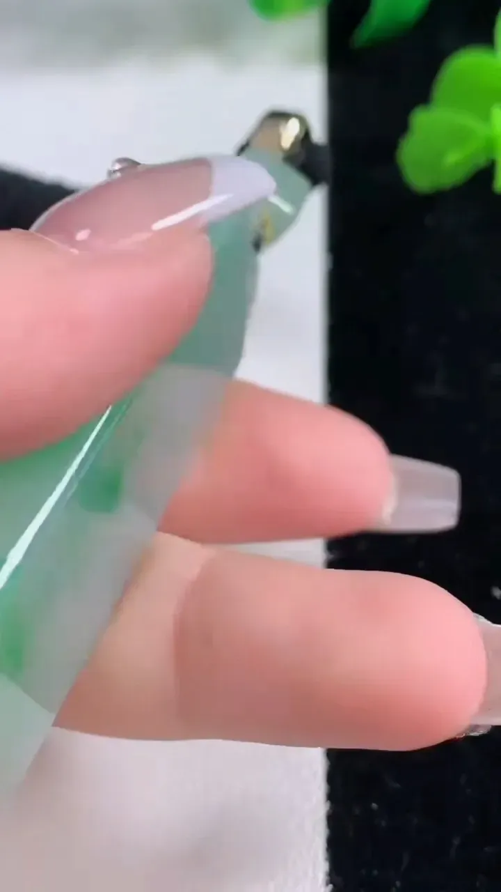 天然A货翡翠无事牌吊坠，尺寸57.7-21.4-6，重量:28.76g
12月8日